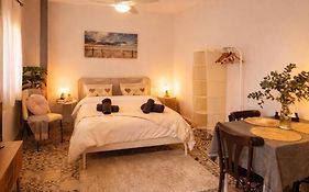 Precioso apartamento con a/a en Ruzafa con terracita privada y acceso a un jardín, para 2-3 personas